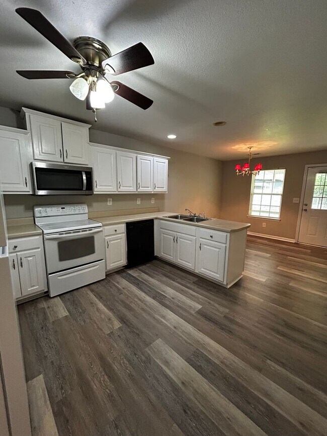 Building Photo - Charming 2 Bed, 1 Bath, 1 Car Garage, Cove...