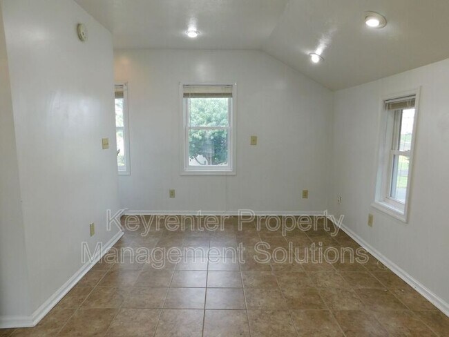 Building Photo - 404 Cherry Ave