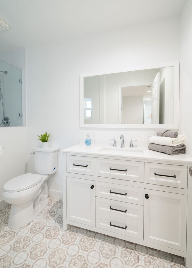 Building Photo - Charming 3 Bedrooms 2 Bathrooms Home $4,00...