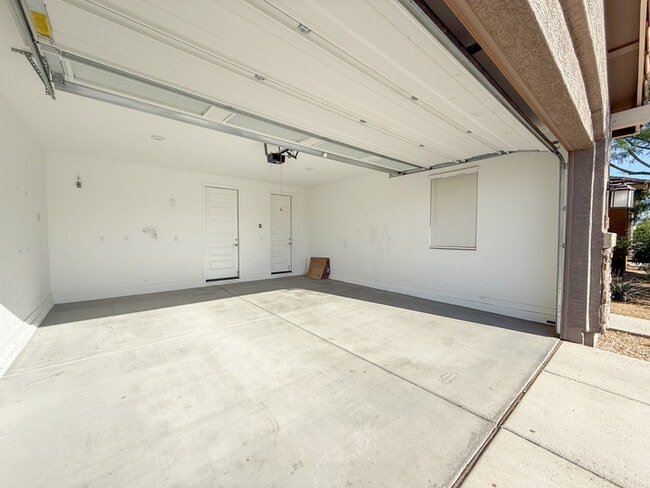 Building Photo - 3719 S 63rd Dr