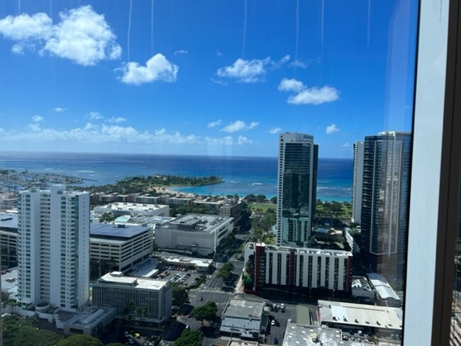 Building Photo - Captivating Panoramic Views from the 42nd ...