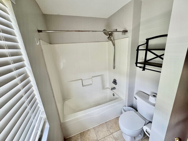 Building Photo - 384 Horizon Ln