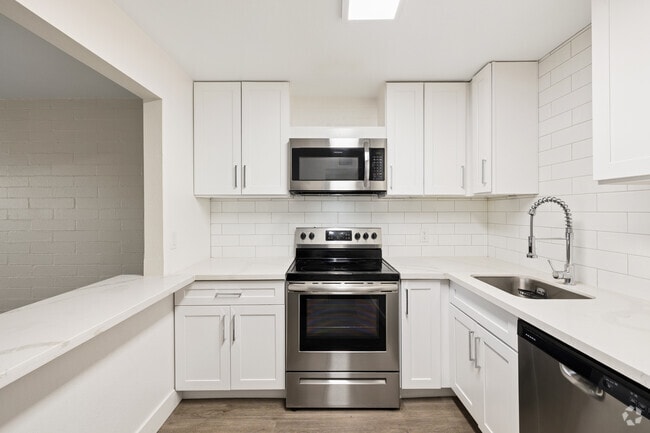 1BR, 1BA - 625SF - Kitchen stainless steel aplpliances - Palisade Flats