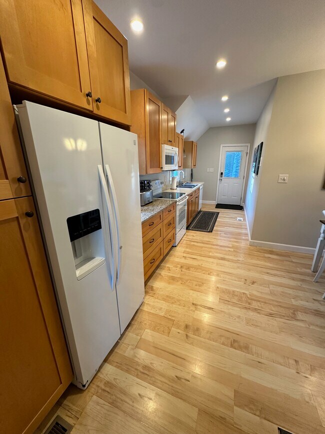 Full kitchen - 4804 Friends School Rd