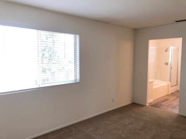 Building Photo - CHARMING 3 BR/2.5 BATH  " TWELVE PICKET LA...