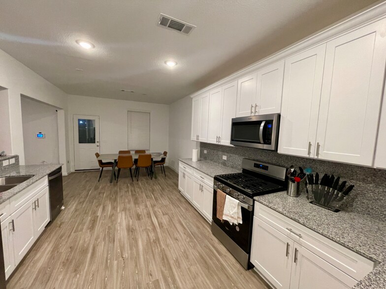 Kitchen and dining - 7314 Madison Commons Ln