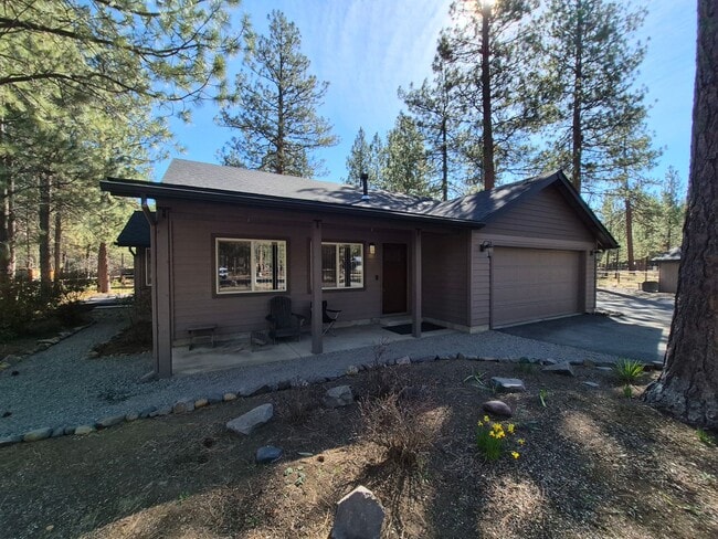 Building Photo - 3BR/2BA Retreat in Tollgate development - Sisters