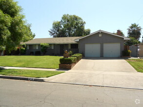 Building Photo - Spacious older home in well maintained NW ...