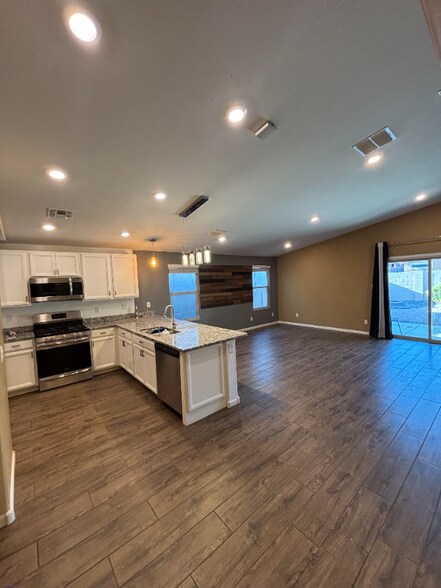 Building Photo - 12464 W Midway Ave