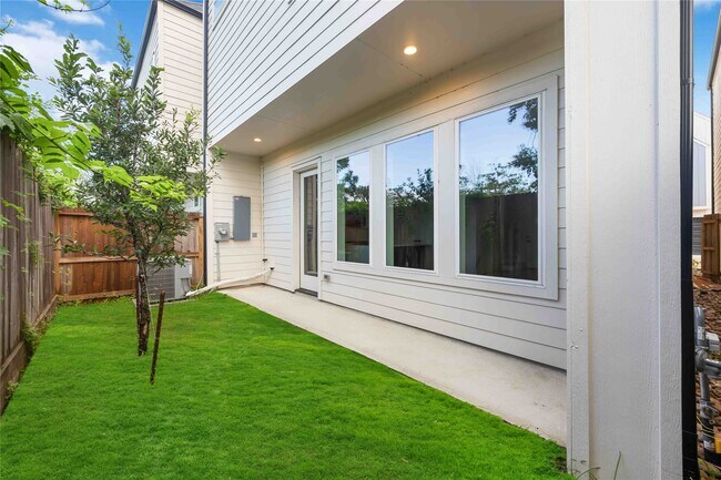 Building Photo - 6116 De Campo St
