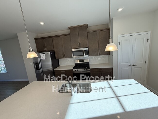 Building Photo - 1100 Rampart Dr