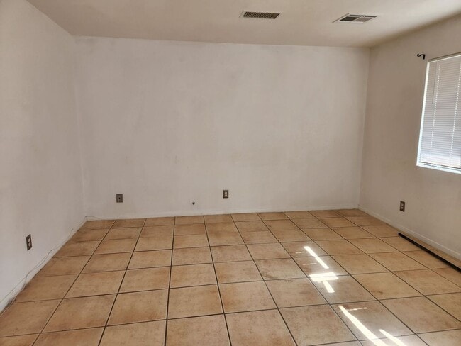 Building Photo - 3 Bedroom in Chocolate Drop