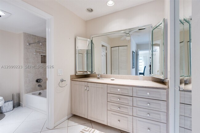 Building Photo - 8566 Casa Del Lago