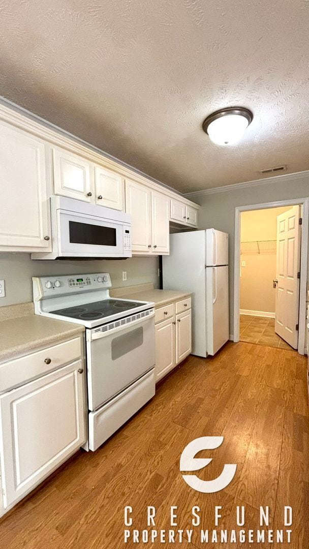 Building Photo - BRAND NEW FLOORING!!! - 2 Bed, 2 Bath Cond...