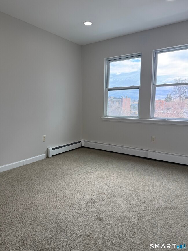 Building Photo - 162 Martin St