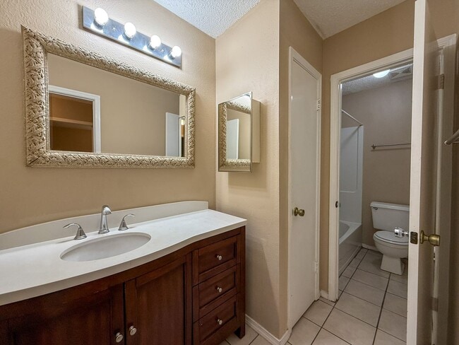 Building Photo - 2 Bedroom 1 Bath Unit for Rent - Water, Tr...