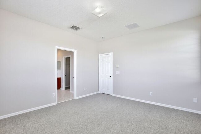 Building Photo - Gorgeous 4/2.5 Home with a 2 Car Garage Lo...