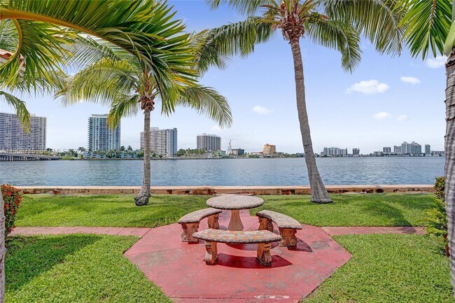 Building Photo - 2160 Bay Dr