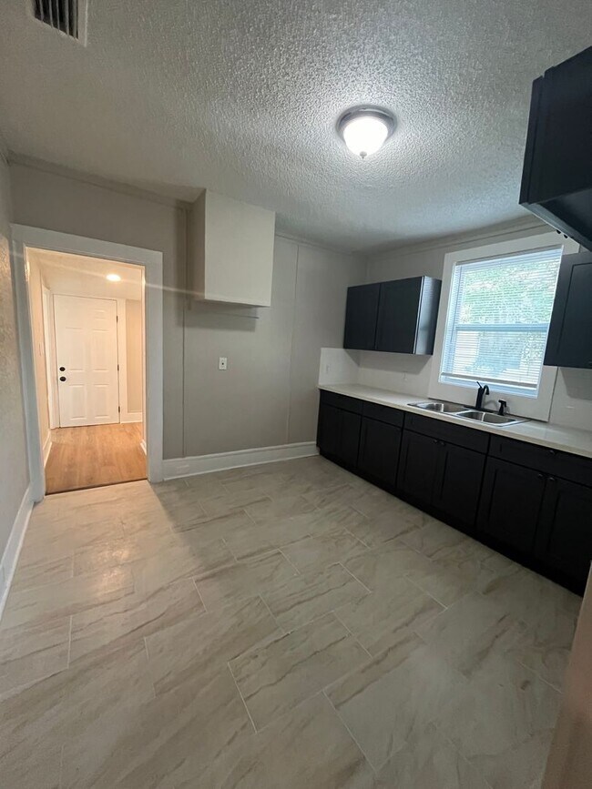 Building Photo - What a beautiful home!!