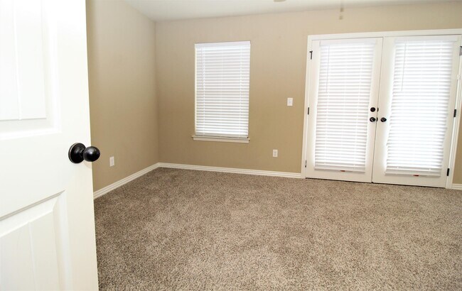 Building Photo - 656 N Longfellow Ln