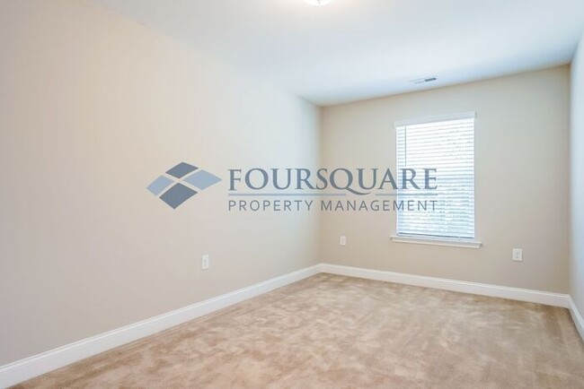 Building Photo - Townhome | Back Patio with Privacy Fence |...