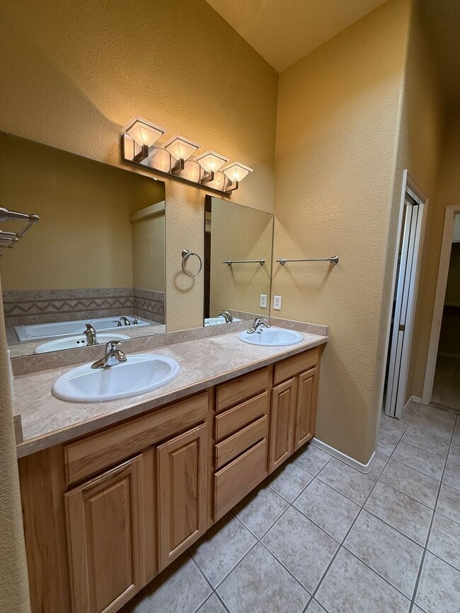 Building Photo - Beautiful 3 Bedroom Home! Available Now!
