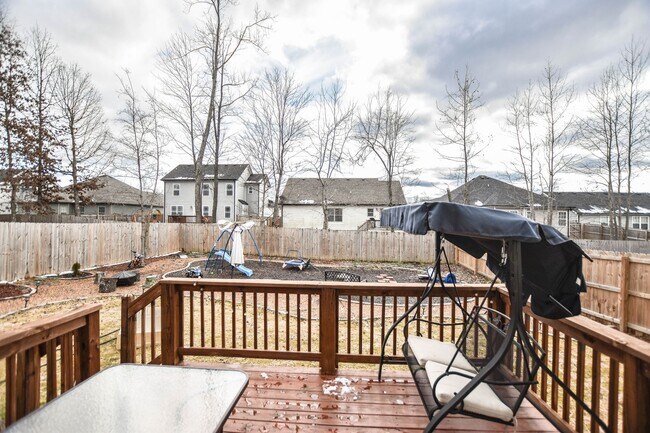 Building Photo - Three Bedroom in Magnolia Place!