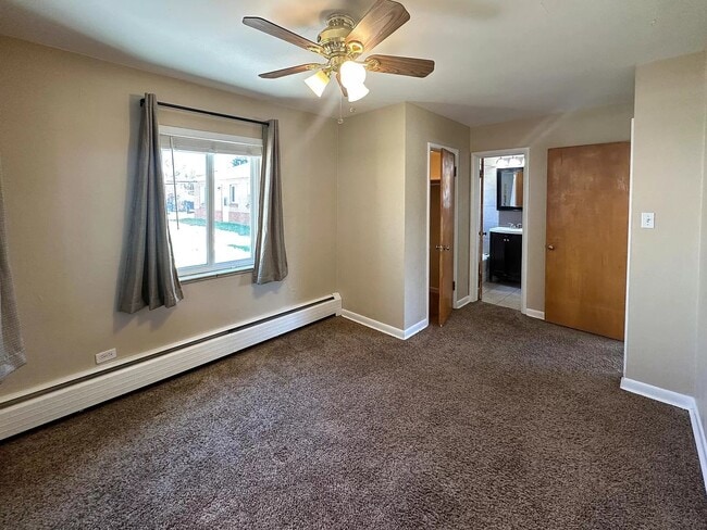 Building Photo - Great two bed / one bath in south Denver f...