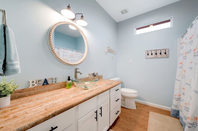 Building Photo - 994 Dolly St