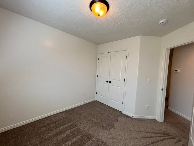 Building Photo - SPACIOUS TOWNHOME AVAILABLE FOR RENT