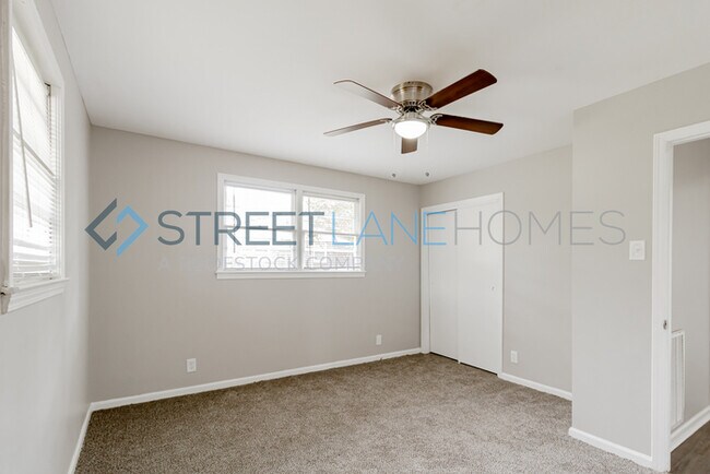 Building Photo - REDUCED!