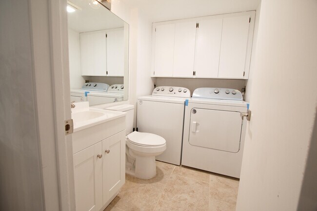 Building Photo - 606 6th Way