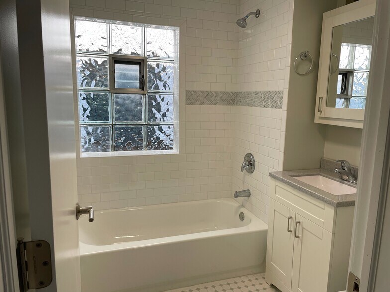 Building Photo - 2677 N Lincoln Ave