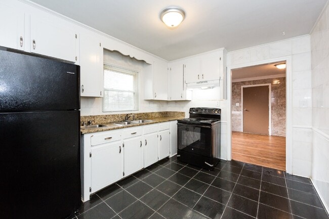 Building Photo - "Charming 3-Bedroom Retreat with Gleaming Hardwood Floors in Westerly Hills!"