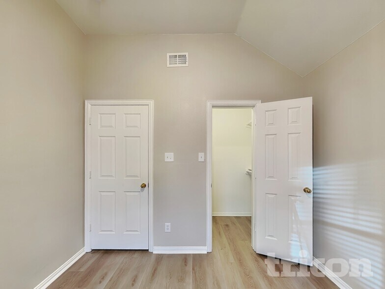 Building Photo - 709 W Park Dr