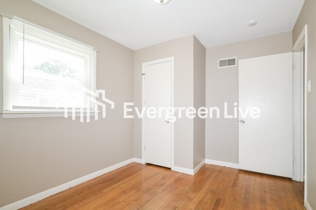 Building Photo - 220 Jeanette Dr