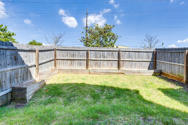 Building Photo - Convenient Nashville Rental Near Percy Pri...