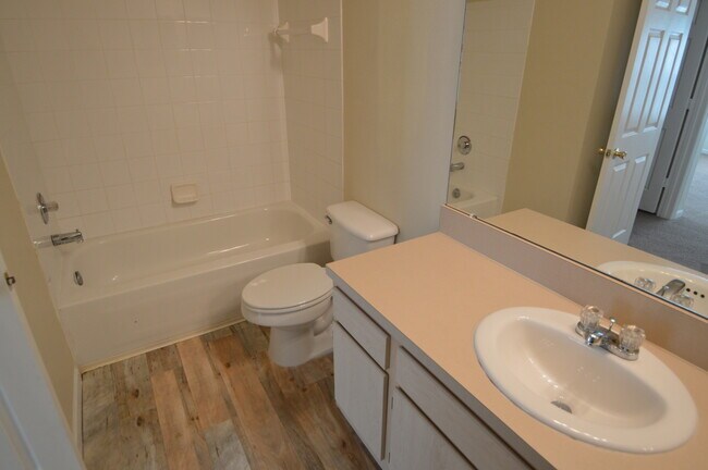 Building Photo - WATERFORD LAKES: 2bed/2bath on the 3rd flo...