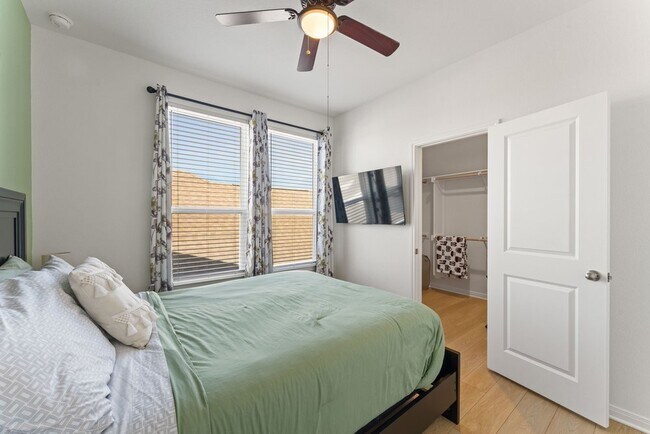 Building Photo - 2119 Hofstaat