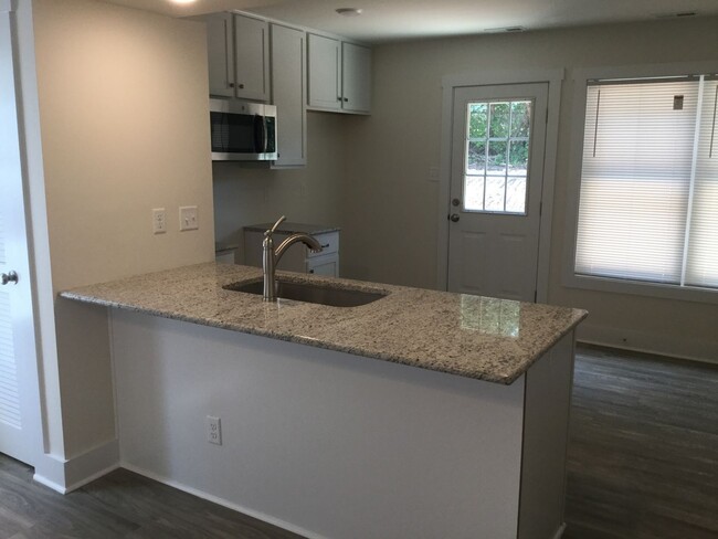Building Photo - Blackstone Modern Townhouse-Convenient to ...