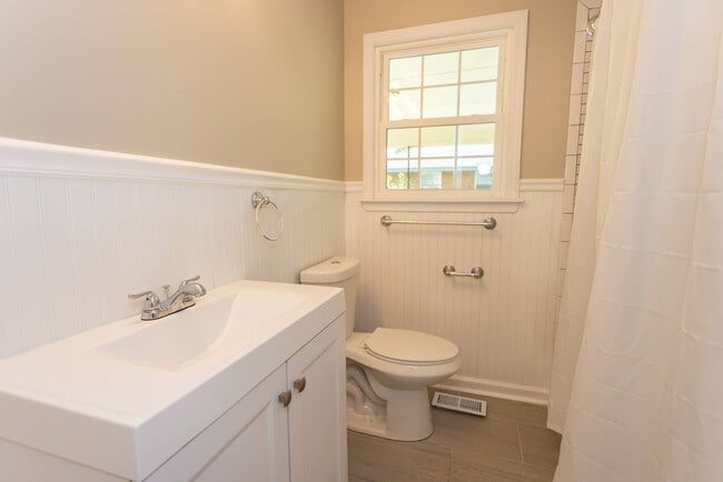 Building Photo - Welcome to this beautiful newly renovated 3-bedroom brick ranch!