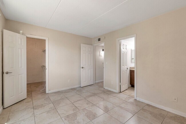 Building Photo - 2-bedroom, 2-bathroom in Prime location!