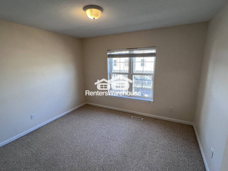 Building Photo - 8134 Oakview Cir N
