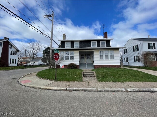 Primary Photo - 301 Roslyn Ave NW
