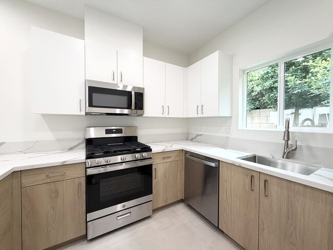 Building Photo - 30127-30127 Avenida Juarez