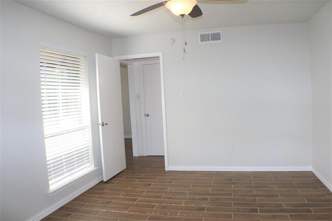 Building Photo - 4622 Country Creek Dr