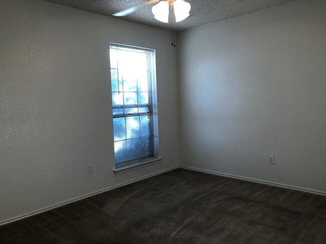 Building Photo - Two Bedroom 1.5 Bath Duplex Unit in Euless