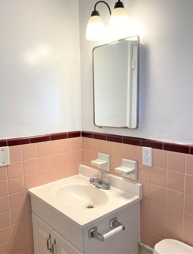 Building Photo - 530 N 20th Ave