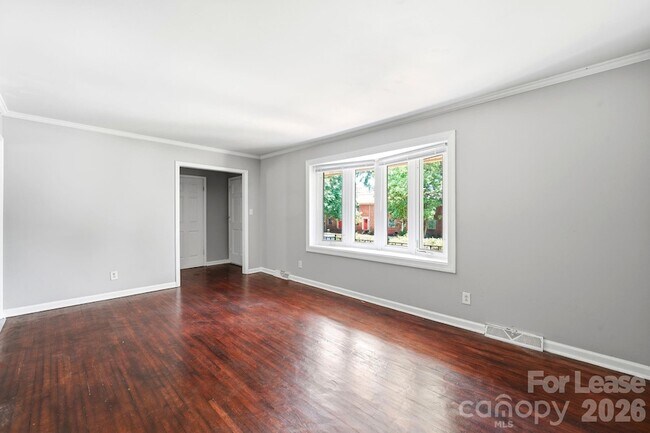 Building Photo - 4815 Carriage Dr Cir