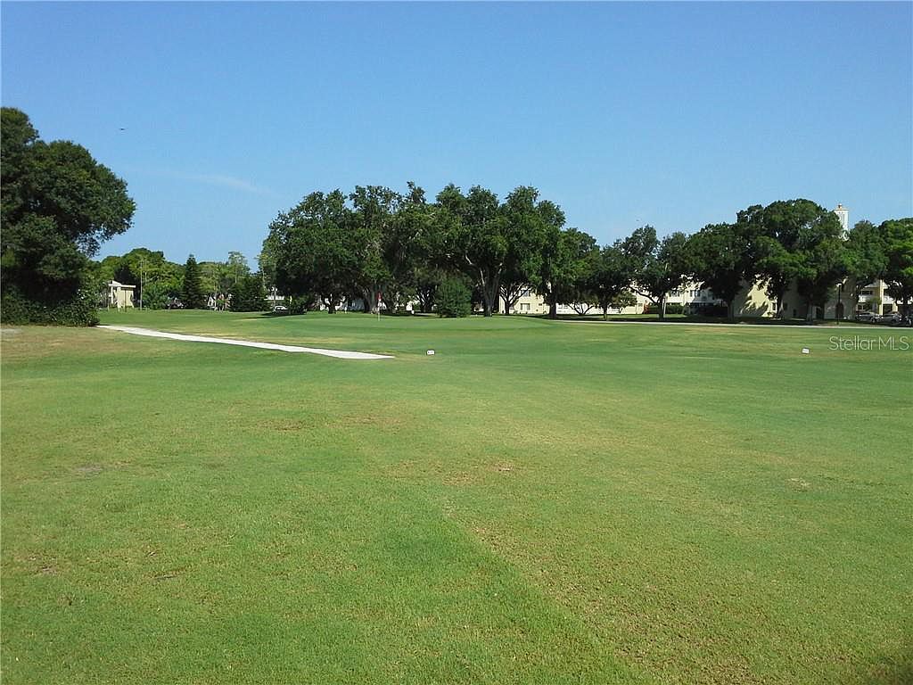 On-sire gold course - 2451 Canadian Way